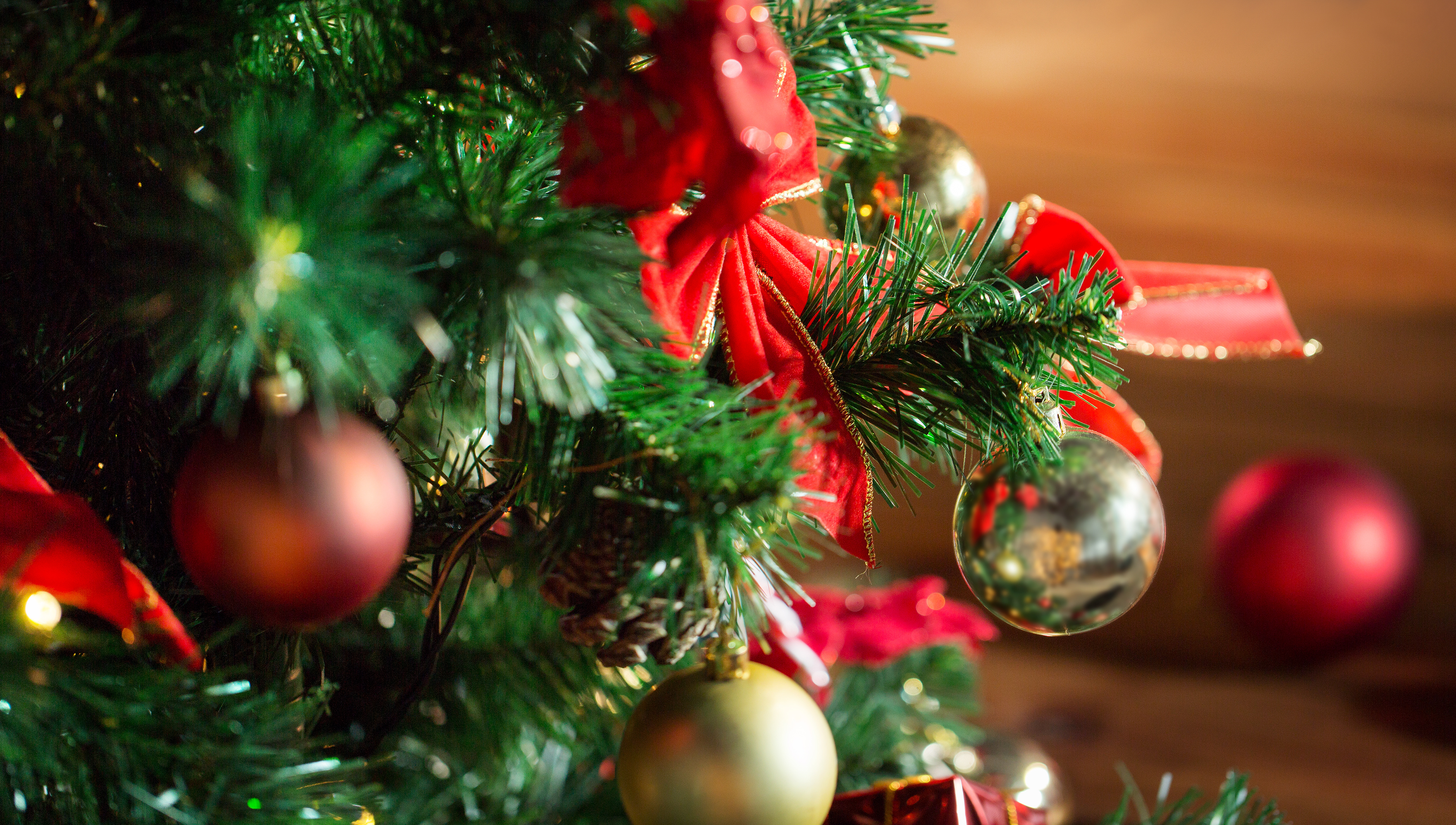 close-up-christmas-tree-ornaments